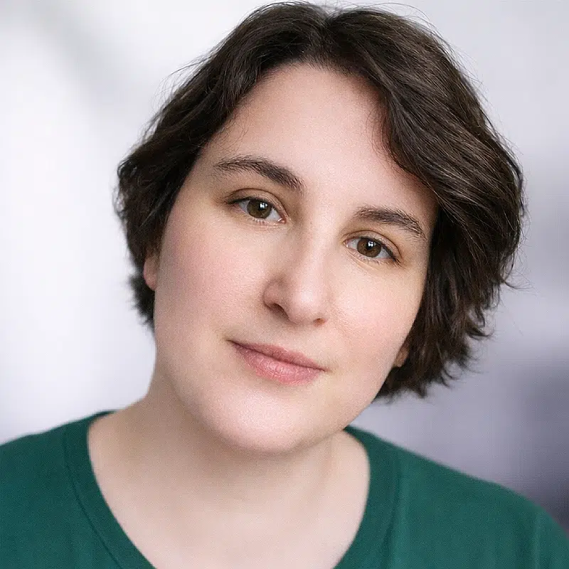 Portrait d'une personne avec cheveux courts